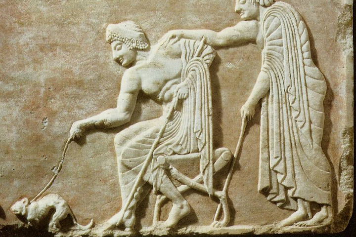 Grabado en piedra de la vida cotidiana de la Antigua Grecia, dos hombres con un gato