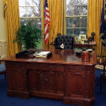 El gato Socks en el Despacho Oval en el asiento del presidente